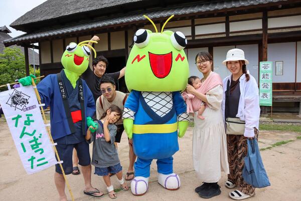 なんばったと記念撮影をしている写真