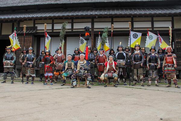 旧金子家前住宅前での集合写真