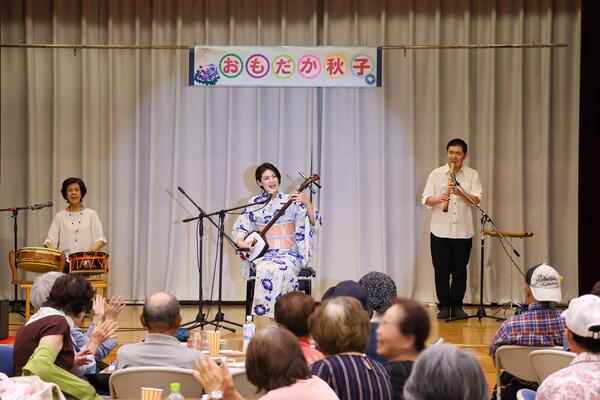 ステージに出演したおもだか秋子さん