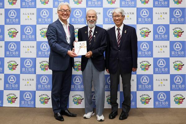 子ども未来応援基金への寄附金贈呈式