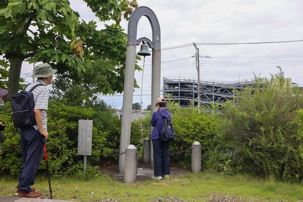 平和の鐘を鳴らす写真