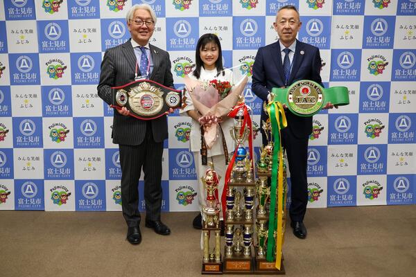 空手の国際大会および全国大会出場者、市長、教育長の集合写真