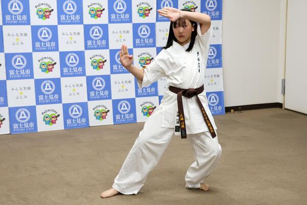 空手の型を披露する大場さん