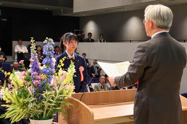 表彰状を受け取る受賞者の写真