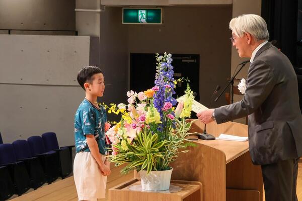 表彰状を受け取る様子の写真