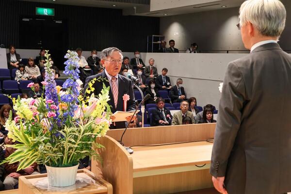 受賞者代表の言葉を読み上げる様子