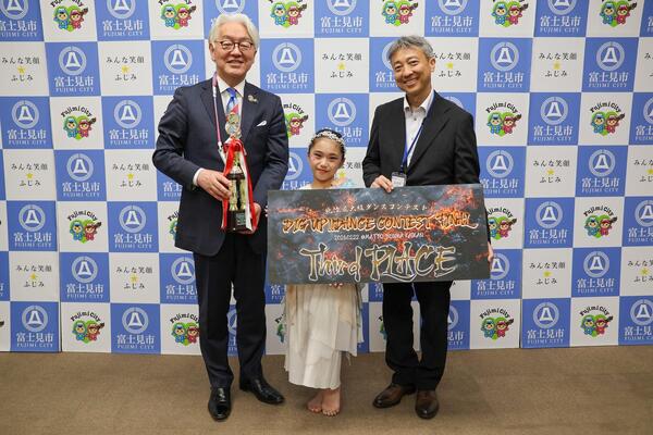 星野市長、青木さん、藤谷学校統括監の集合写真