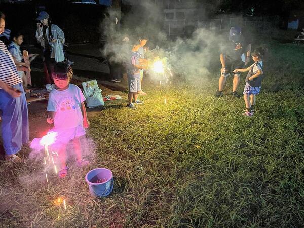 手持ち花火を楽しむ家族連れ
