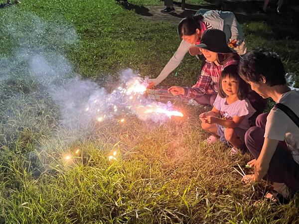 手持ち花火を楽しむ家族
