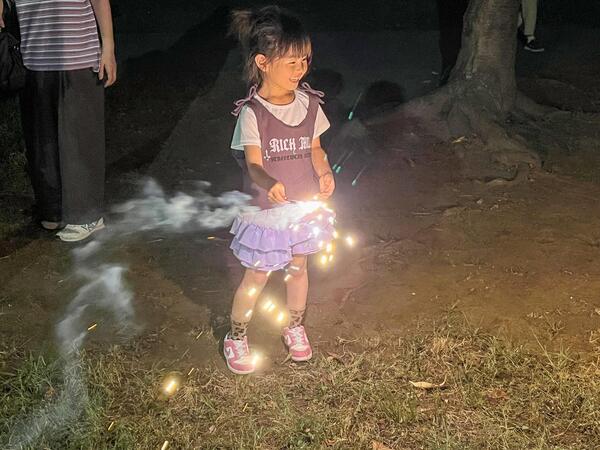 手持ち花火を楽しむ子ども