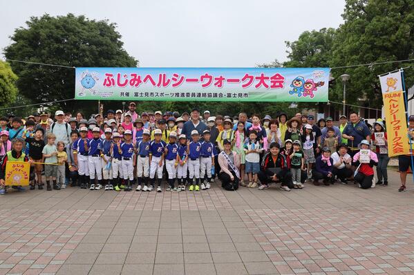 令和７年度のスタート前の集合写真