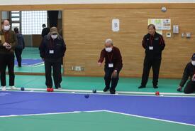 参加者がボールを投げて所を眺めているところ