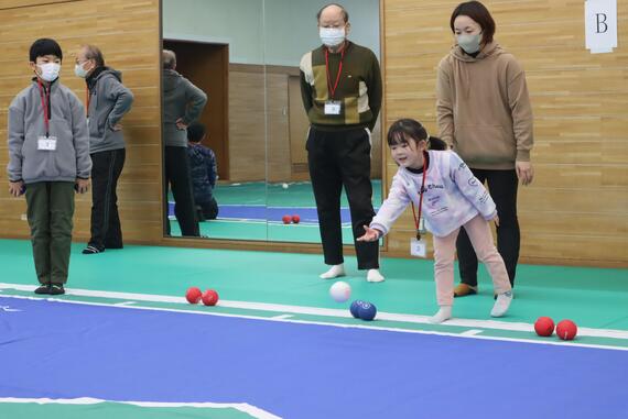 子供がボールを投げているところ