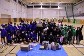 市長とNPO法人ポトフ代表の戸賀沢様と市内小学生バレーボールチームの皆さんの写真