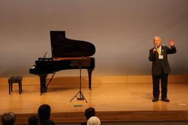 挨拶をする富士見市国際友好協会会長