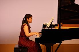 演奏中のピアニストの神足麻由氏