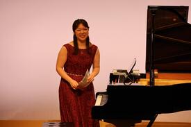 あいさつをする神足麻由氏