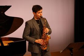 演奏中のセルビア人サックス奏者マルコ・ジョンバ氏