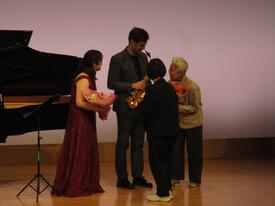 出演者のおふたりに花束を贈呈