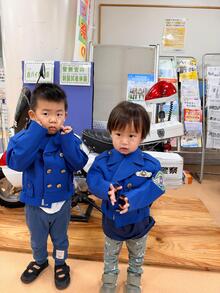 警察官の制服試着の写真