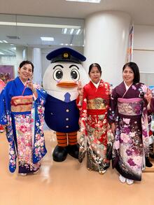 埼玉県警察マスコットキャラクター「ポッポくん」＆着物試着体験の写真