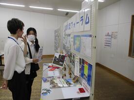 セルビアフェスタ（セルビア出身の会計年度任用職員アレックスさんも対応）の写真
