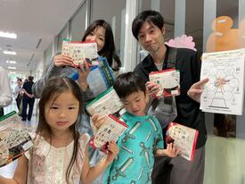 防災意識の啓発用に備蓄食料アルファ米配布（やさしい日本語展示アンケートを回答した方へ）の写真