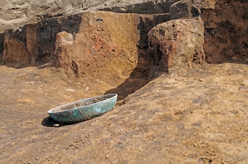 銅鋺写真（出土時）