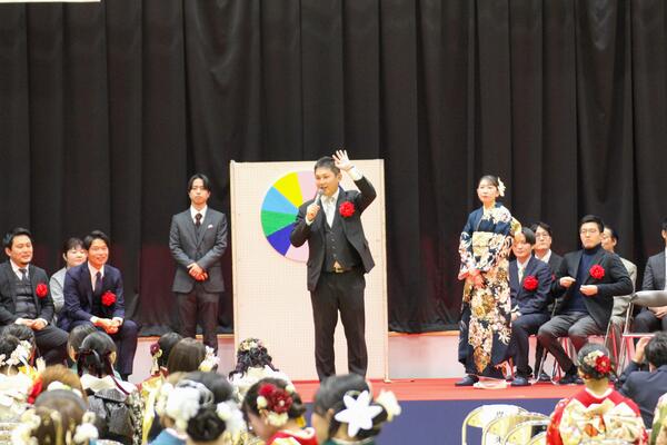 卒業生に話をする先生の様子