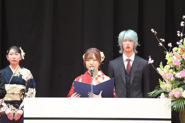 二十歳の言葉を述べる実行委員(2人目)