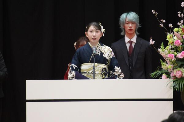 二十歳の言葉を述べる実行委員(3人目)