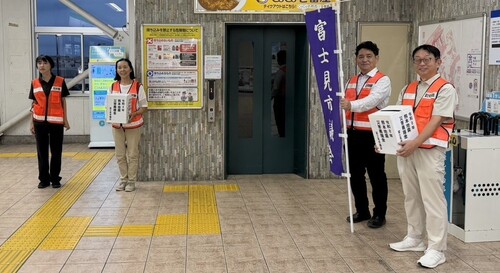 募金（鶴瀬駅構内）