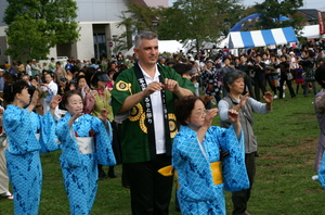 輪踊りで市民と交流しました