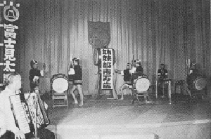 シャバツ市市民会館で富士見太鼓の演奏