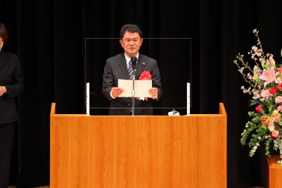埼玉県議会議員八子朋弘様による祝辞の様子