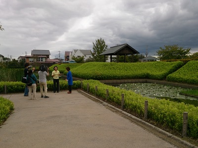 難波田城公園の水堀を背に撮影の画像