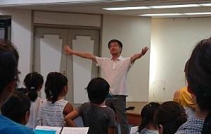 指揮者の牧野裕史さんの写真