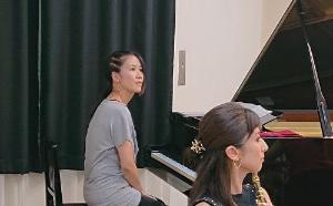 ピアノ奏者の堀家徳子さんの写真
